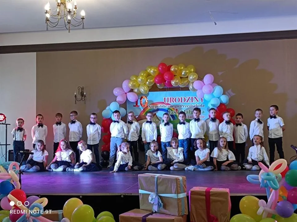 Jarocińskie przedszkole "Jaś i Małgosia" świętowało 10-lecie istnienia razem z Dniem Matki, Ojca i Dziecka [ZDJĘCIA]  - Zdjęcie główne
