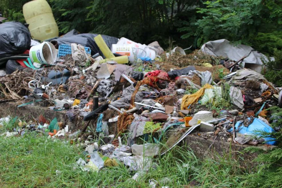 Śmieci zgromadzono na jednej z poseji w Wyszkach 