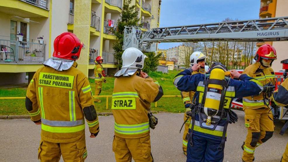  Pożar w bloku na czwartym piętrze. W akcji pięć zastępów straży pożarnej