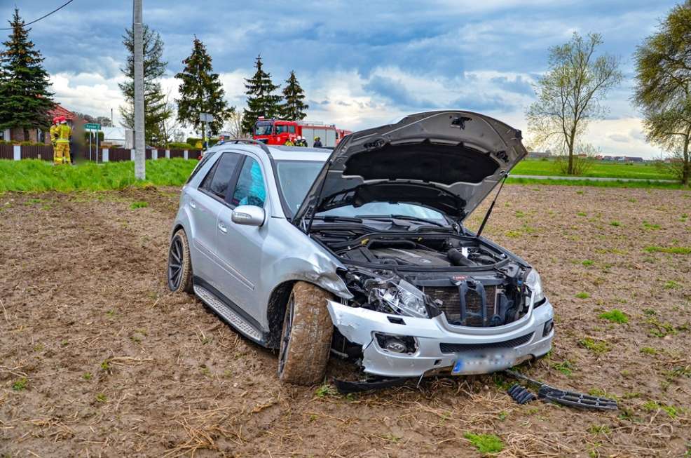 Zderzenie dwóch pojazdów. Hyundai staranował barierki. Mercedes zatrzymał się na polu