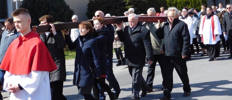 Z krzyżem ulicami miasta. Droga Krzyżowa w Jarocinie [DUŻO ZDJĘĆ] - Zdjęcie główne