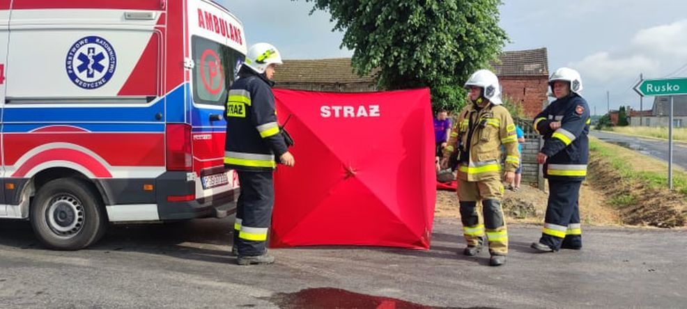 Zderzenie forda  i suzuki na skrzyżowaniu w Cerekwicy. Jedna osoba trafiła do szpitala [AKTUALIZACJA, ZDJĘCIA] - Zdjęcie główne