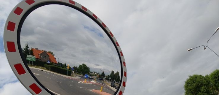 "Obluzowane" lustro przy gminnej drodze [AKTUALIZACJA] - Zdjęcie główne