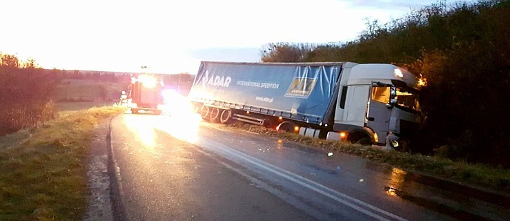 Zderzył się z ciężarówką. Policja zatrzymała mu prawo jazdy  - Zdjęcie główne