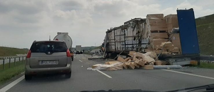 Zderzenie ciężarówek na obwodnicy Jarocina. Jeden z pojazdów staranował  bariery    - Zdjęcie główne