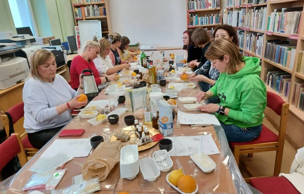 Robiły naturalne kosmetyki. Warsztaty w bibliotece w Nowym Mieście - Zdjęcie główne