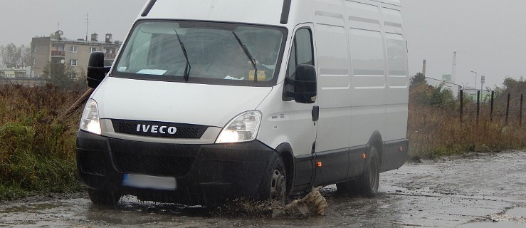 Do urzędów po błocie. Tak wygląda ul. Brzozowa w deszczu - Zdjęcie główne