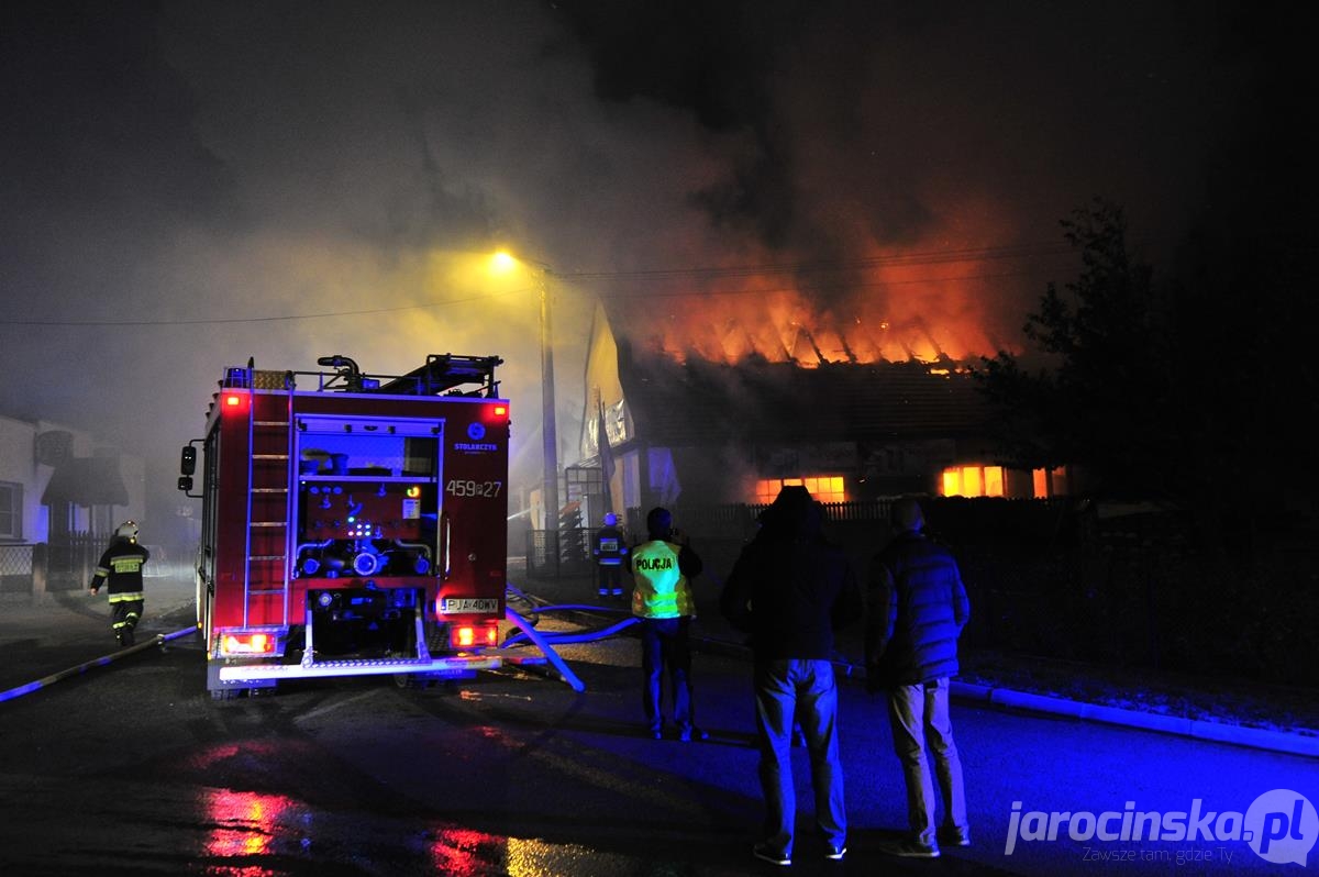 Jarocin. Poważny pożar hurtowni w Cielczy. Trwa gaszenie - Zdjęcie główne