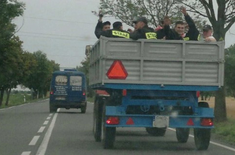 Nietypowy środek transportu strażaków - ochotników - Zdjęcie główne