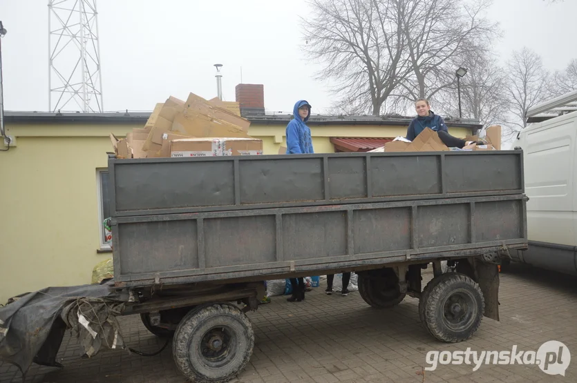 Żychlewo. Pierwsza partia makulatury, nakrętek, puszek i zużytych baterii zebranych dla Zuzi trafiła do Smogorzewa, do dziadków chorej dziewczynki. Mieszkańcy Żychlewa nie mają jednak zamiaru na tym poprzestać i chcą regularnie zbierać odpady, aby pomóc w zebraniu 9,5 mln złotych na terapię genową