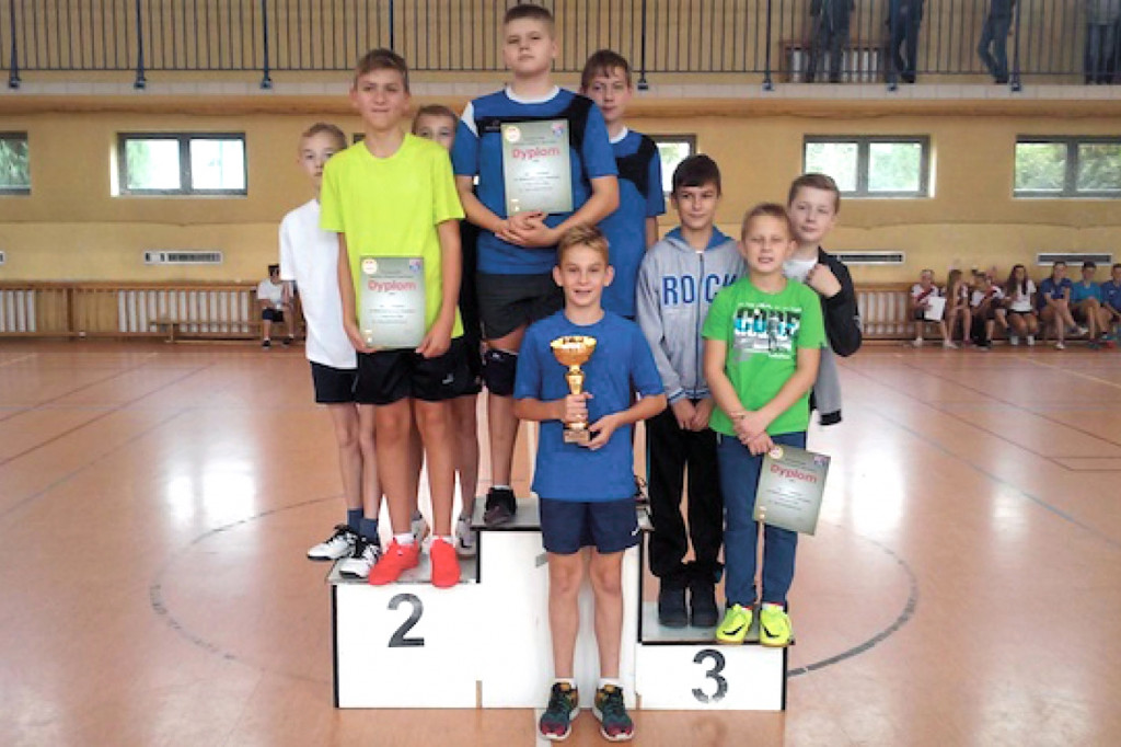 Powiatowy badminton w?Rozdrażewie - Zdjęcie główne