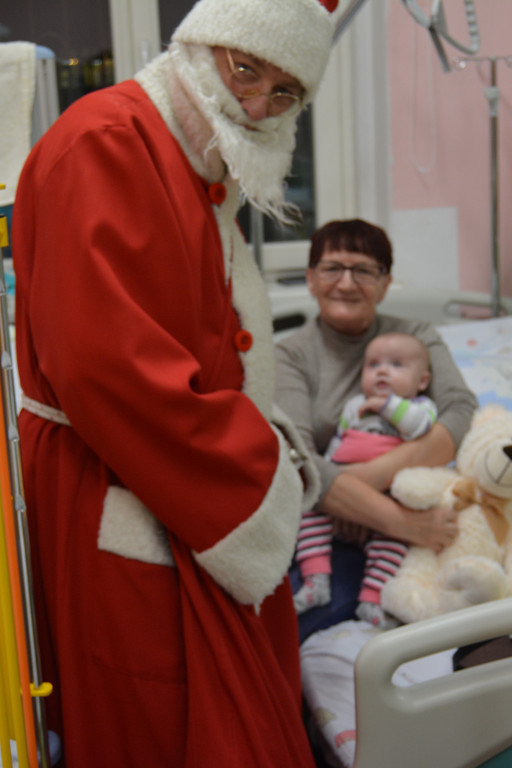 Mikołaj na oddziale dziecięcym szpitala - Zdjęcie główne