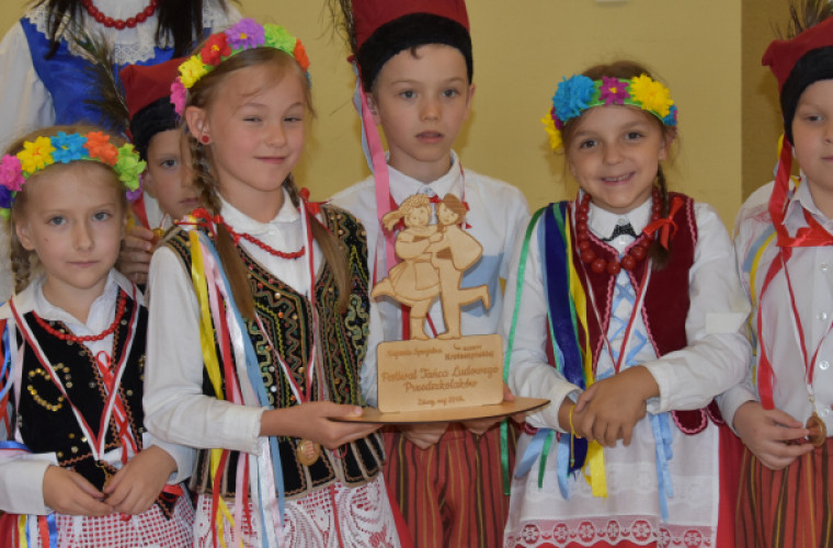 Zduny. Przedszkolaki tańczyły krakowiaka i poloneza - Zdjęcie główne