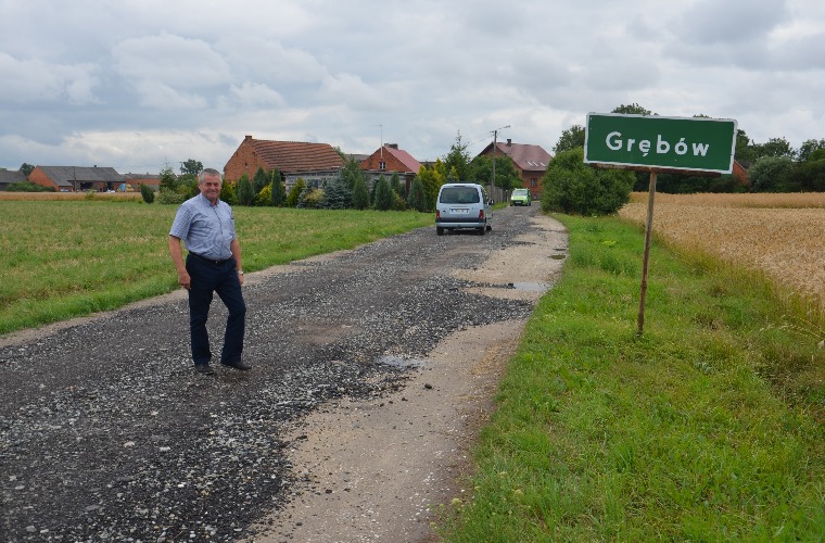 Grębów-Cegielnia: Sołtys prosi o tłuczeń - byle nie w żniwa - Zdjęcie główne