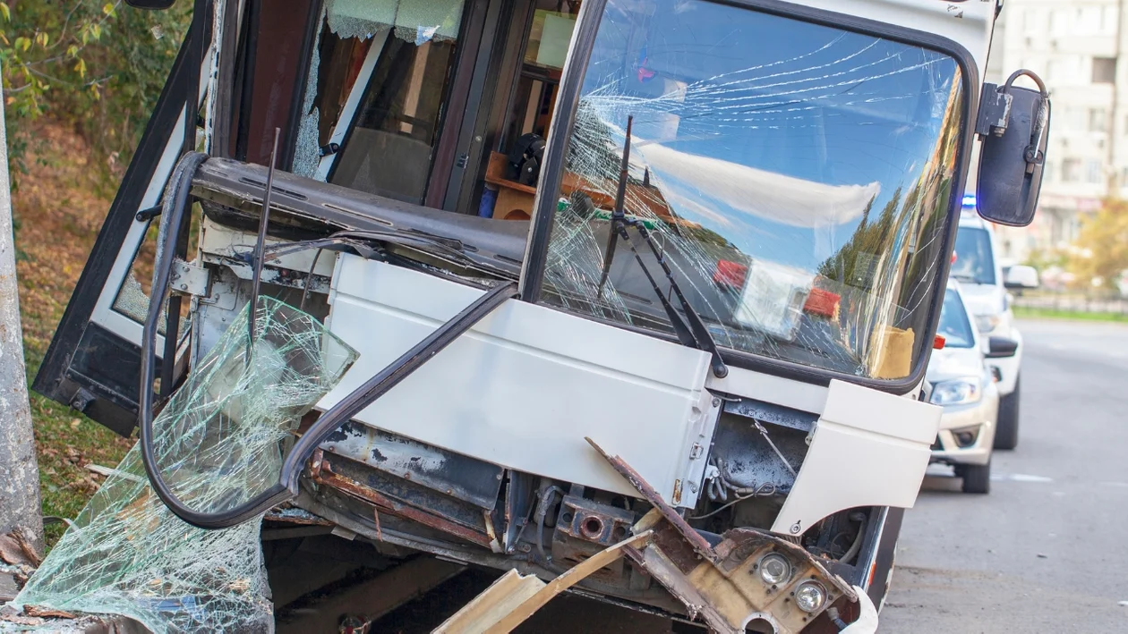 Krotoszyn. Zderzenie autobusu z samochodem osobowym - Zdjęcie główne