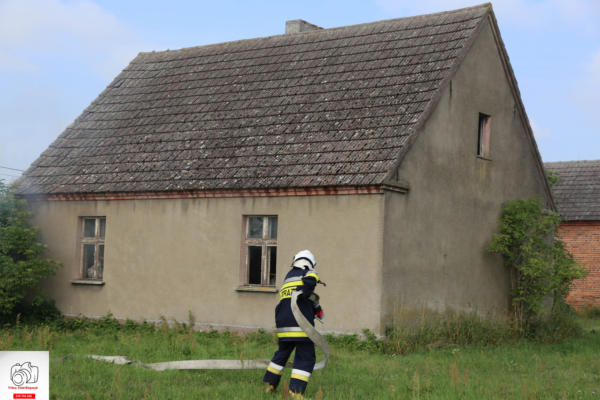 Pożar pustostanu i balotów słomy w Długołęce