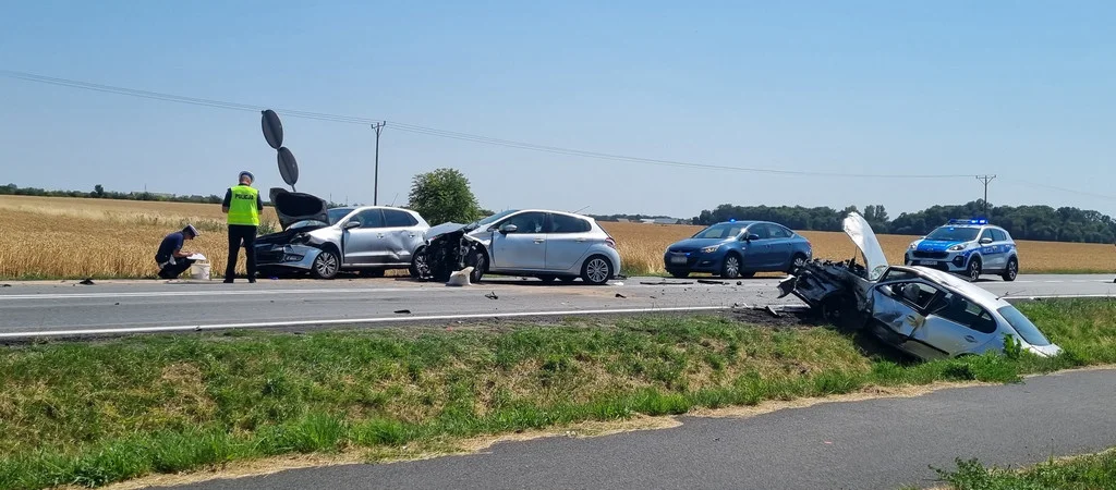 Wypadek na krajowej 15 pod Koźminem Wielkopolskim. Trzy osoby ranne [AKTUALIZACJA] - Zdjęcie główne