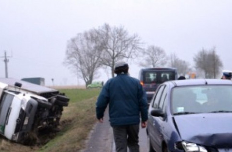 Koźmin Wlkp.: Bus w rowie i kolizja 4 aut - Zdjęcie główne