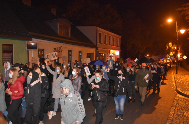 Protest w Krotoszynie. Kobiety po raz kolejny wyszły na ulicę [ZDJĘCIA i FILM] - Zdjęcie główne