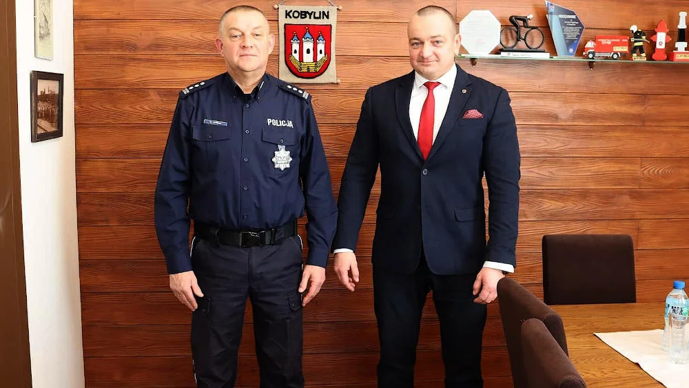 W Walentynki burmistrz Kobylina dał prezent komendantowi - Zdjęcie główne