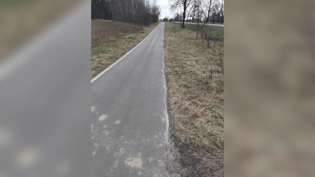 Mieszkaniec: "Kamyczki zalegają na ścieżce Krotoszyn-Zduny. Może dojść do wielu kontuzji". Powiatowy Zarząd Dróg odpowiada.