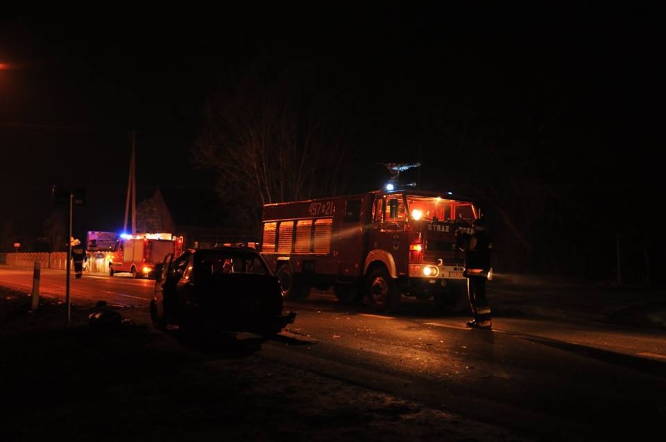 Wałków. Zderzenie TIR-a z Fiatem 126p. Jedna osoba w szpitalu - Zdjęcie główne