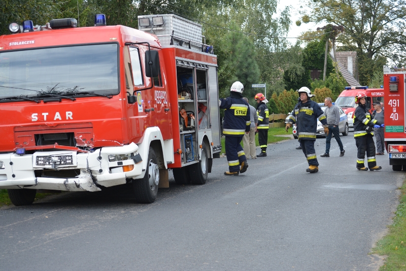 Wóz strażacki zderzył się z samochodem osobowym. Dwie osoby ranne [FOTO] - Zdjęcie główne