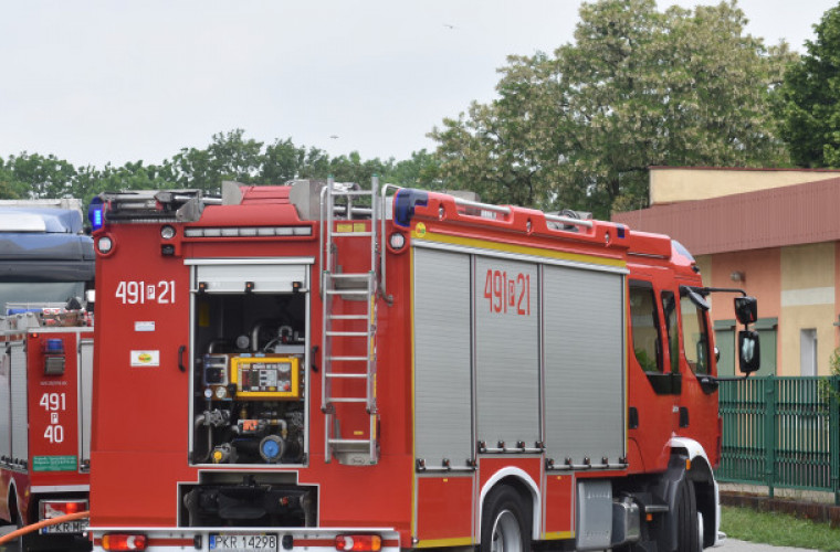 Krotoszyn. Wyciek paliwa z ciężarówki. Droga zablokowana [FOTO] - Zdjęcie główne