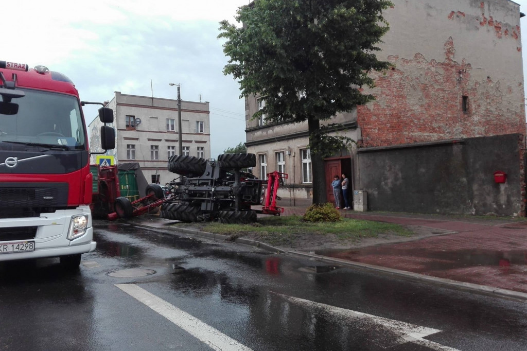 Krotoszyn. Korek na DK 36. Przewrócił się ciągnik. Jedna osoba ranna - Zdjęcie główne