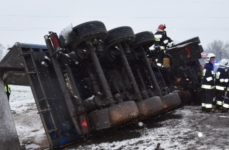 Wyganów. Ciężarówka wpadła do rowu. Utrudnienia na krajówce [FOTO] - Zdjęcie główne