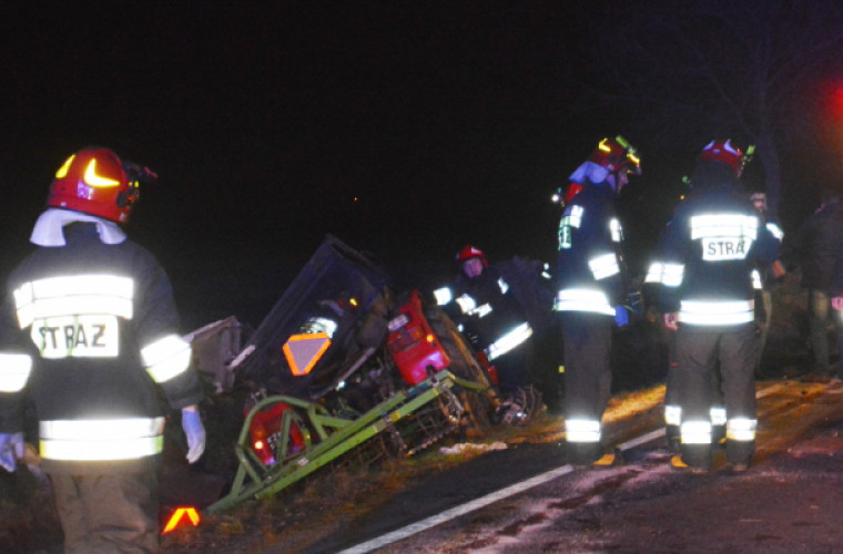 Zderzenie samochodu osobowego z ciągnikiem. Dwie osoby w szpitalu [FOTO] - Zdjęcie główne