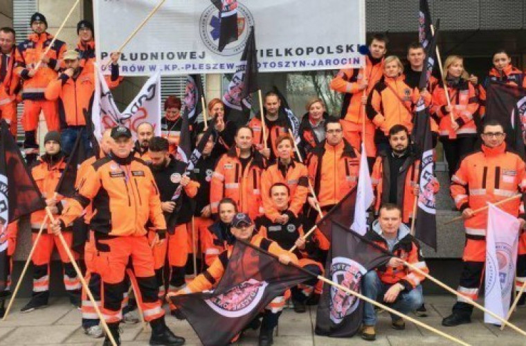 Ratownicy medyczni protestują w Poznaniu - Zdjęcie główne