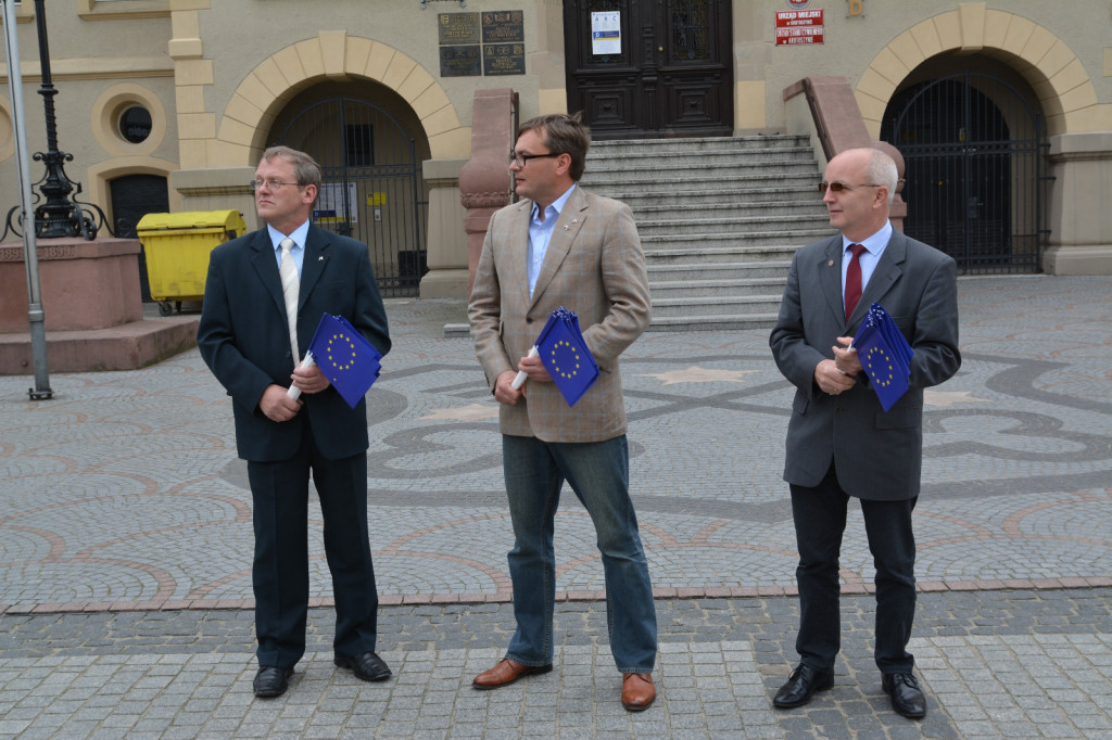 Krotoszyn. Nowoczesna rozdawała unijną flagę [FOTO] - Zdjęcie główne