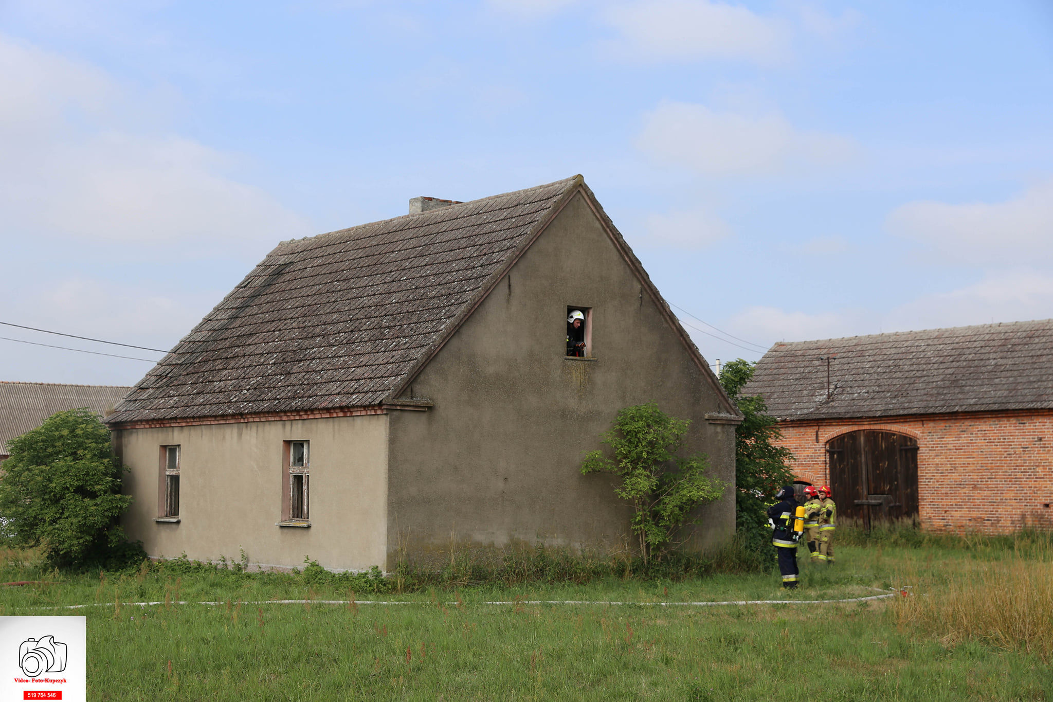 Pożar pustostanu i balotów słomy w Długołęce