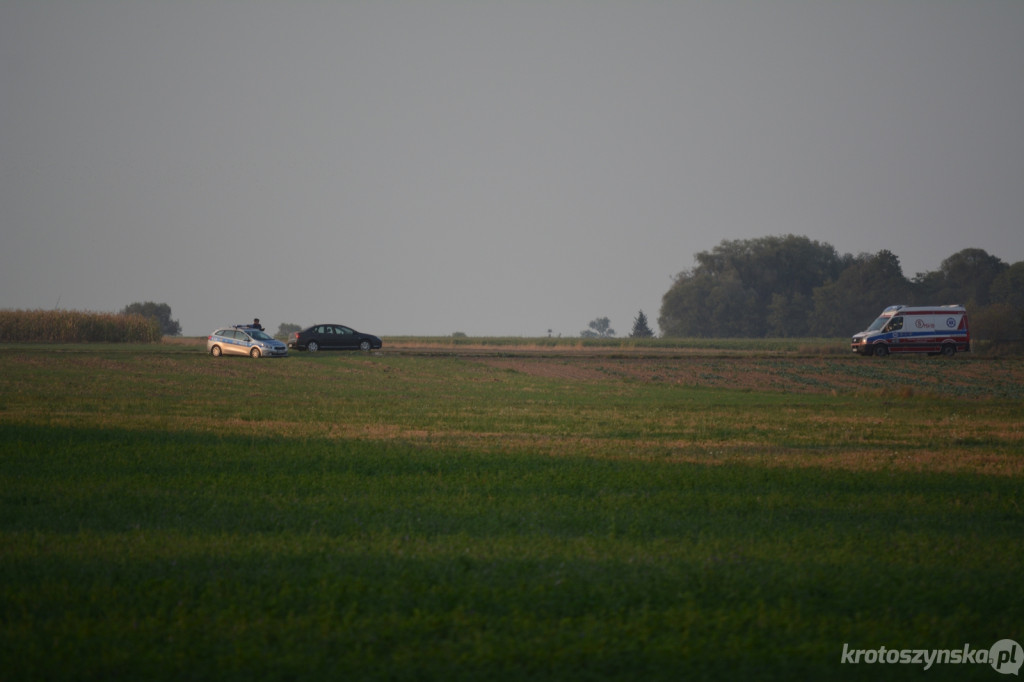 Wypadek śmiertelny. Motolotniarz rozbił się w polu [ZDJĘCIA] - Zdjęcie główne