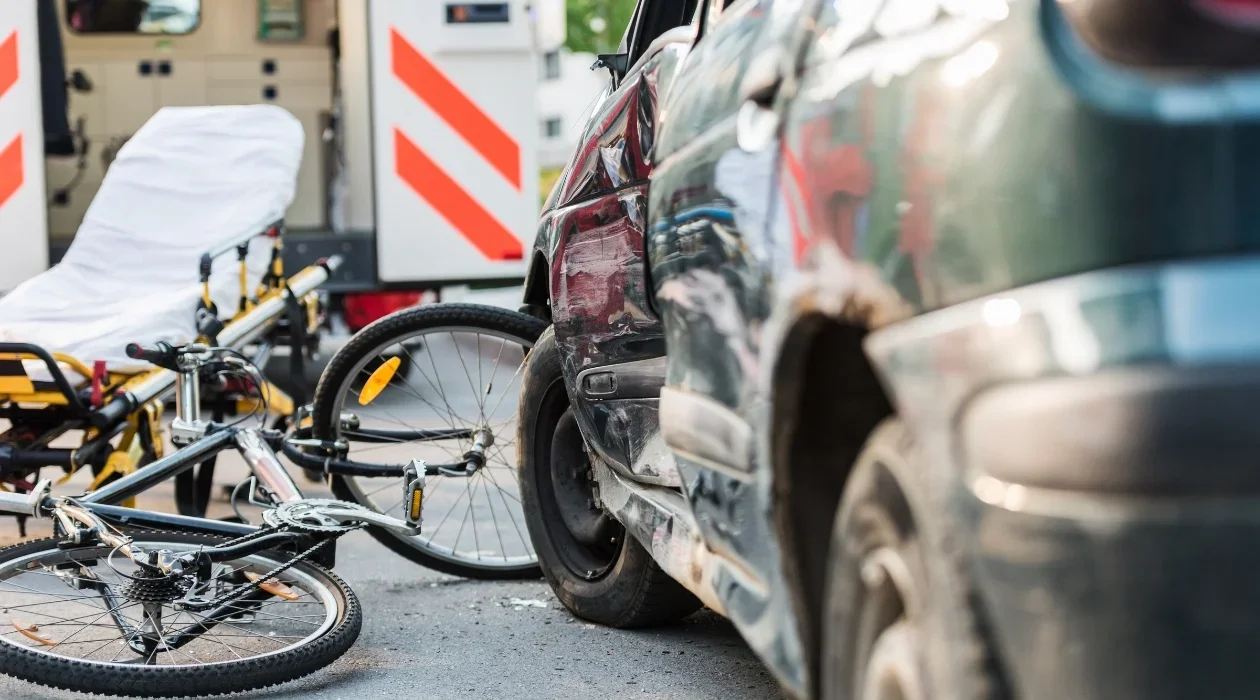 Wypadek w Krotoszynie. Rowerzysta wjechał pod samochód - Zdjęcie główne