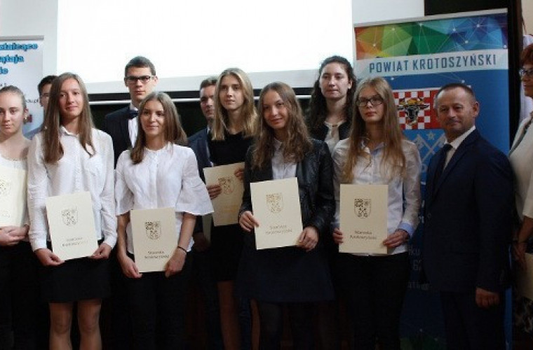 Najzdolniejsi w powiecie otrzymali stypendia starosty - Zdjęcie główne