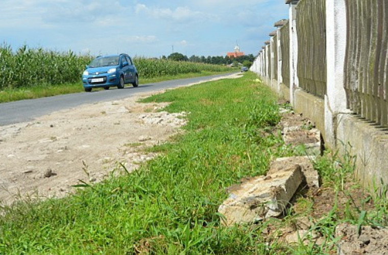 Rozdrażew: Kto robi bałagan koło cmentarza? - Zdjęcie główne