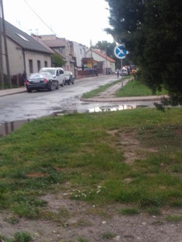 Koźmin Wlkp. Uszkodzony hydrant. Woda zalewa ulicę - Zdjęcie główne