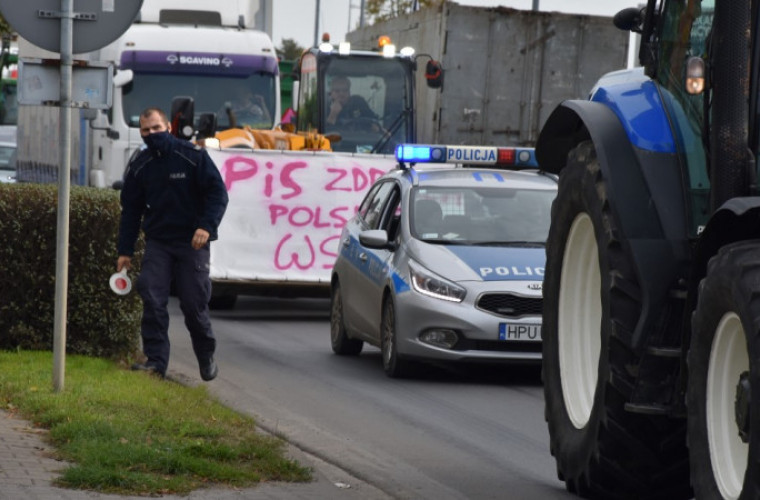 Powiat krotoszyński. 48 rolników wyjechało na drogi. Zablokowali Krotoszyn [ZDJĘCIA I FILMY] - Zdjęcie główne