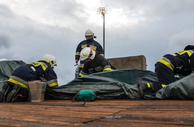 Uszkodzone dachy, powalone drzewa. 88 strażaków usuwało skutki wichury [FOTO] - Zdjęcie główne
