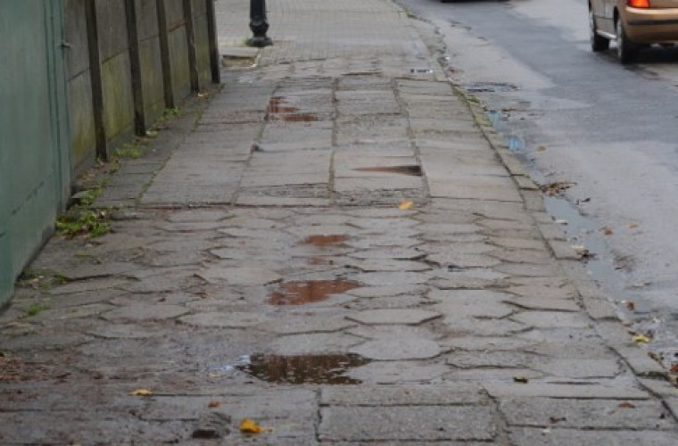 Krotoszyn. Na chodniku można nogi połamać! - grzmią ludzie - Zdjęcie główne