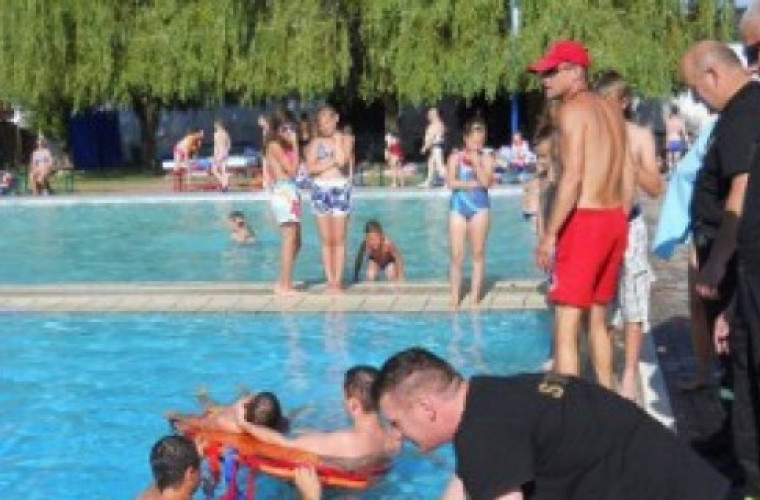Krotoszyn: ćwiczenia ratowników na basenie - Zdjęcie główne