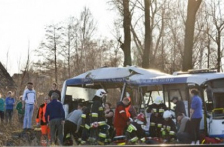 [ZDJĘCIA] Dzierżanów: Zderzenie pociągu z autobusem. Jedna ofiara śmiertelna.  - Zdjęcie główne