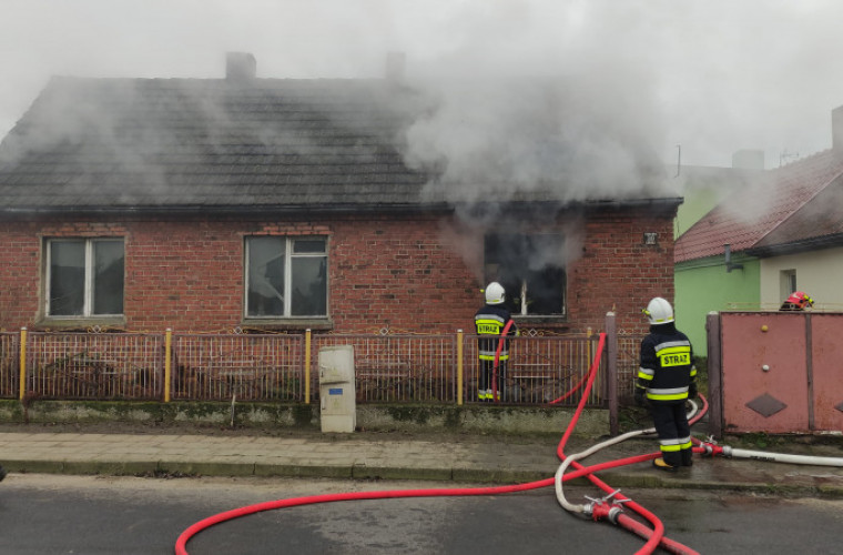 Gm. Koźmin Wlkp. Płonie dom. Na miejscu pracują strażacy [FOTO] - Zdjęcie główne