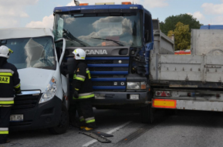 Wypadek w Biadkach. Kompletnie zablokowana DK 36 - Zdjęcie główne
