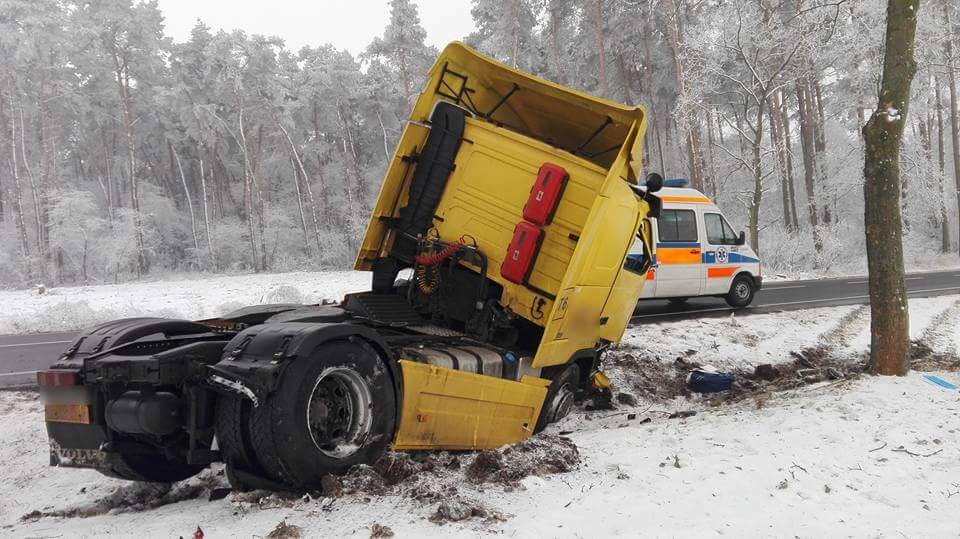 Smolice. Ciężarówka wypadła z drogi. Jedna osoba ranna - Zdjęcie główne