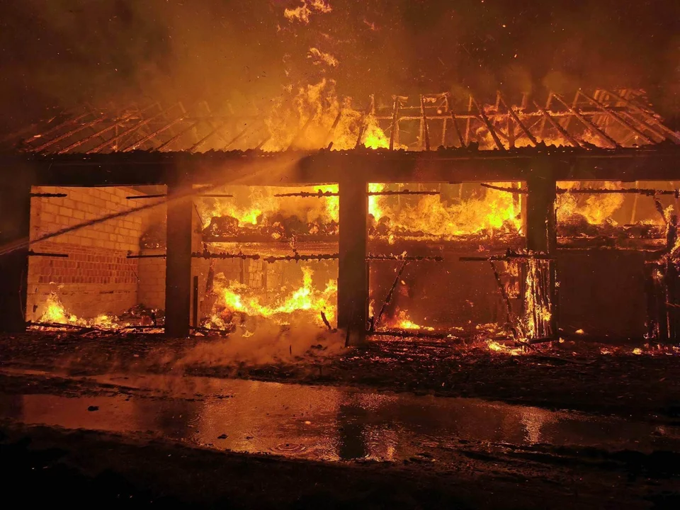 Konarzew. Płonie stodoła. Strażacy walczą z ogniem - Zdjęcie główne