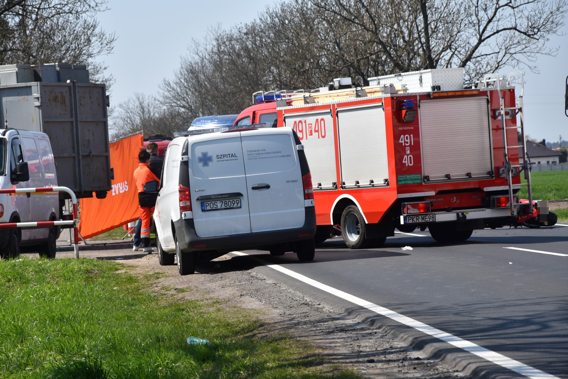 Krotoszyn – Kobylin. Wypadek śmiertelny. Motocyklista zginął na miejscu [ZDJĘCIA] - Zdjęcie główne