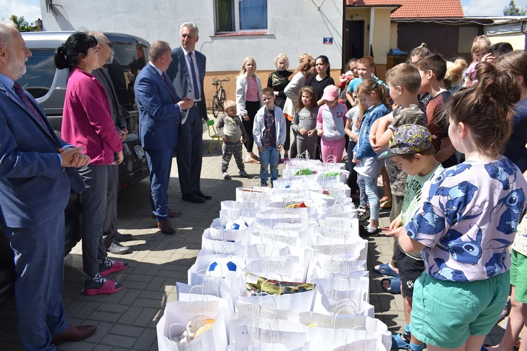 Krotoszyn. Prezenty dla dzieci z Ukrainy [ZDJĘCIA] - Zdjęcie główne